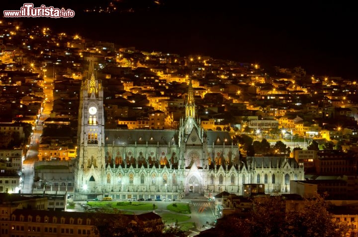 Immagine La Cattedrale di Quito by night, gioiello di Plaza de la Indipendencia, cominciata nel 1562 e terminata secoli dopo - © Pablo Hidalgo / Shutterstock.com