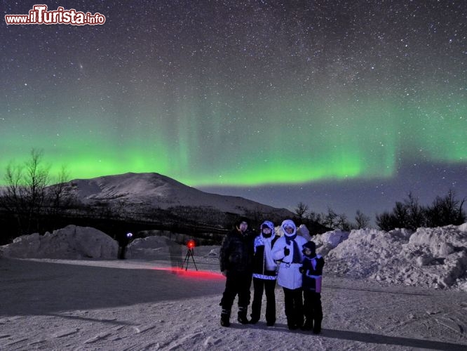Immagine Foto di gruppo durante una magnifica aurora boreale ad Abisko in Svezia