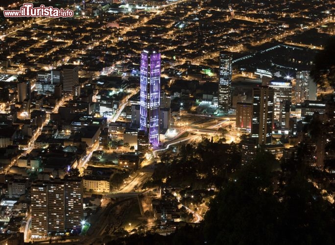 Immagine Veduta aerea di Bogotà by night, la capitale della Colombia - © David Persson / Shutterstock.com