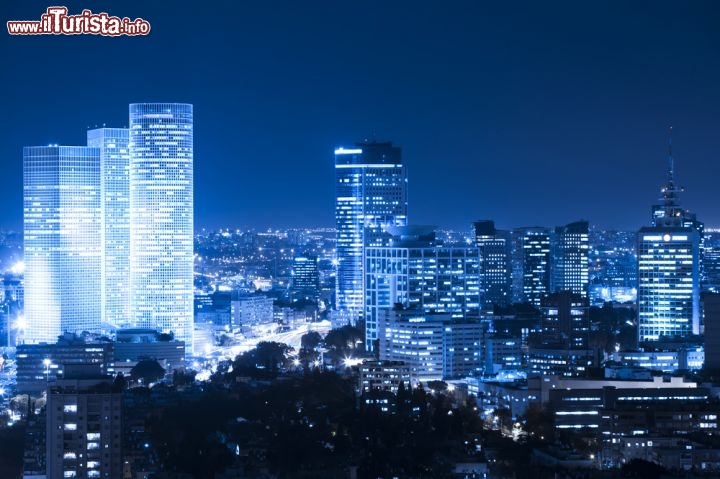 Immagine Tel Aviv by night: lo skyline della città israeliana è uno spettacolo vertiginoso di luci e grattacieli. Lo Shalom è il grattacielo più alto di tutti (140 m), e a chi raggiunge la vetta regala un panorama sensazionale fino al monte Carmelo, al deserto del Negev e talvolta alle colline intorno a Gerusalemme - © Dmitry Pistrov / Shutterstock.com