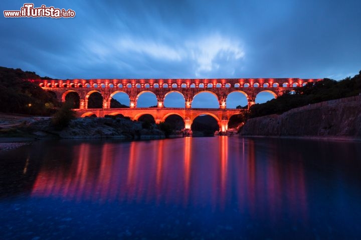 Immagine Foto notturna acquedotto romano di Pont du Gard Francia Vers - © Matej Kastelic / Shutterstock.com