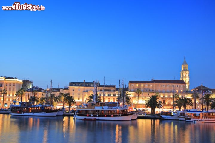 Immagine La baia di Spalato (Croazia) in versione notturna, con le barche a riposo nel porto e il lungomare illuminato - © Ljupco Smokovski / Shutterstock.com