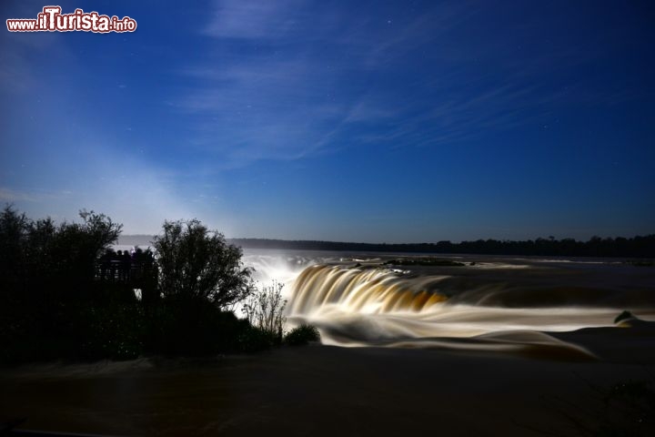 Immagine Foto notturna delle cascate di Iguazu in Brasile - © VojtechVlk / Shutterstock.com