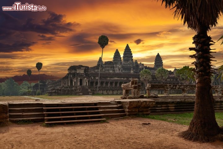Immagine Foto di un tramonto infuocato a Angkor Wat in Cambogia - © Muzhik / Shutterstock.com