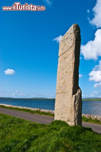 Immagine Fotografia del paesaggio sull'isola principale delle Orcadi, la Mainland, in Scozia. Vediamo uno dei tanti resti neolitici, un menhir. Le orcadi possiedono quattro siti archeologici eletti a Patrimonio mondiale dell'Umanità dell'UNESCO  - © Jule_Berlin / Shutterstock.com