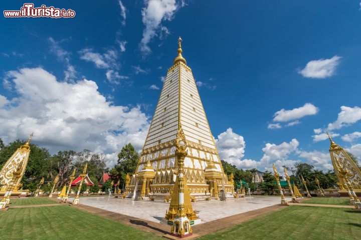 Immagine Tempio di Wat Phra That Nong Bua, Thailandia - Fra le attrattive principali di Ubon Ratchathani, capoluogo dell'omonima provincia situata nella zona più orientale della Thailandia, ci sono i templi sacri sparsi un pò ovunque sul territorio. Caratteristico per la sua forma quadrata alla base, unica nel suo genere, è lo stupa di Wat Phra That Nong Bua, che rappresenta uno degli edifici religiosi di fede buddhista costruiti con l'intento di conservare reliquie. Dal punto di vista simbolico, lo stupa rappresenta il corpo di Buddha, la parola e la mente che indicano il sentiero dell'illuminazione © Daimond Shutter / Shutterstock.com