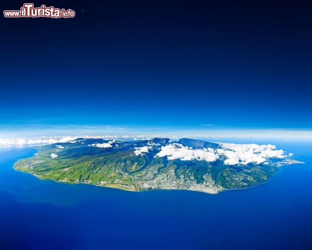 Immagine Veduta aerea dell'Isola de la Réunion (Isole Mascarene, Francia d'oltremare) incorniciata dall'Oceano Indiano, situata tra il Madagascar e l'isola di Mauritius - © beboy / Shutterstock.com