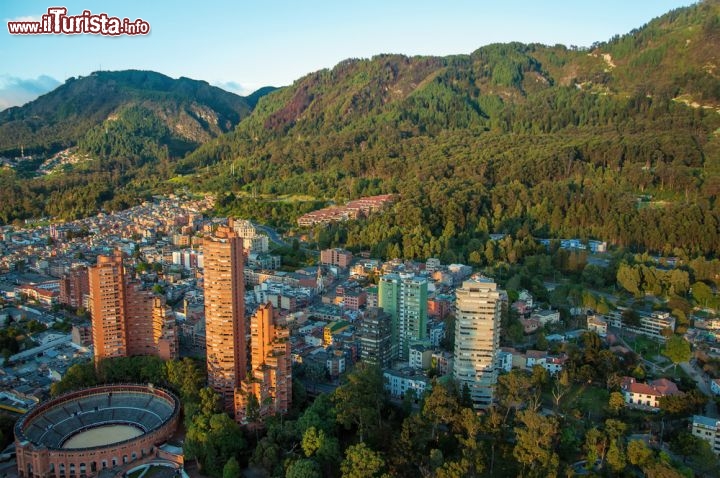 Immagine Veduta aerea di Bogotà, capitale della Colombia, con grattacieli e l'arena (Plaza de Toros) - © Jess Kraft / Shutterstock.com