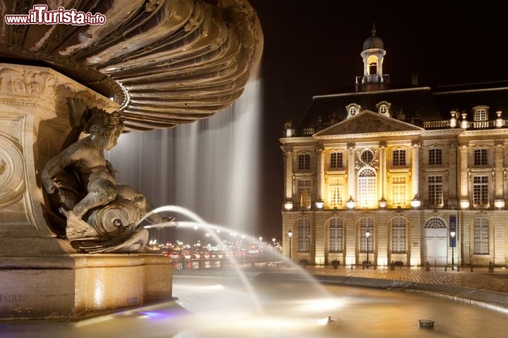 Immagine Fotografia della Fontana delle tre Grazie a Bordeaux che si trova la centro della piazza della Borsa - © Francisco Javier Gil / Shutterstock.com