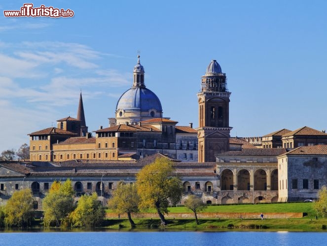 Immagine Fotografia dell'inconfondibile skyline di Mantova, il capoluogo di provincia più orientale della Lombardia, in Italia - © Karol Kozlowski / Shutterstock.com