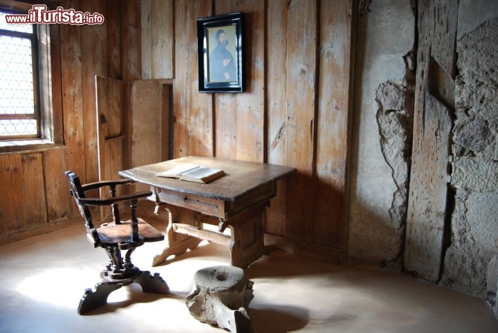 Immagine Fotografia della stanza all'interno del Castello di Wartburg dove Martin Lutero tradusse la Bibbia - © m.wolf / Shutterstock.com