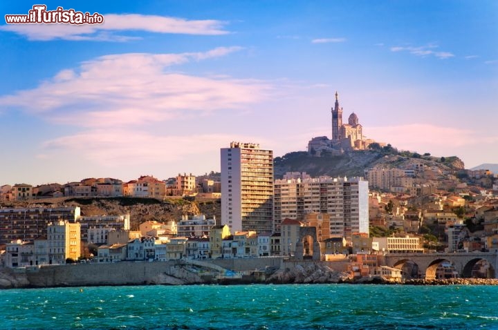 Immagine Fotografia di Marsiglia vista dal mare di Provenza - © Boris Stroujko / Shutterstock.com