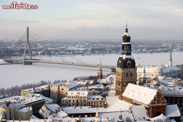 Immagine Fotografia di Riga con la neve: sullo sfondo il fiume Daugava. Il clima della capitale della lettonia è di tipo continentale - © Oleg Kozlov / Shutterstock.com