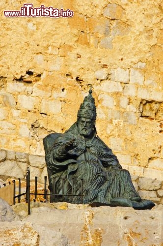 Immagine Fotografia del monumento a Papa Luna, sulla penisola di Peniscola in Spagna - © nito / Shutterstock.com