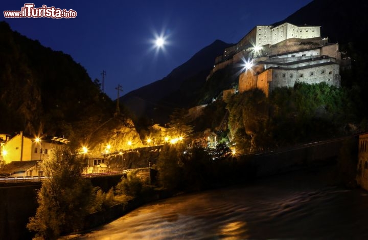 Immagine Fotografia notturna del Forte di Bard - Alla sera il fascino di questa architettura militare da sbarramento viene esaltato dalla suggestiva illuminazione  - Cortesia Regione Valle d'Aosta, foto di Enrico Romanzi