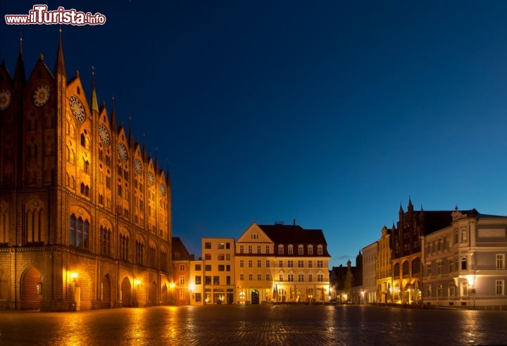 Immagine Fotografia notturna della piazza centrale di Stralsund, la cittò portuale del nord della Germania, nel Land di Meclemburgo-Pomerania - © BiFretschi / Shutterstock.com