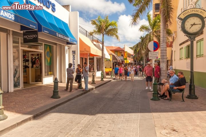 Immagine Front Street a Philipsburg, sull'isola caraibica di Saint Martin - © Ruth Peterkin / Shutterstock.com
