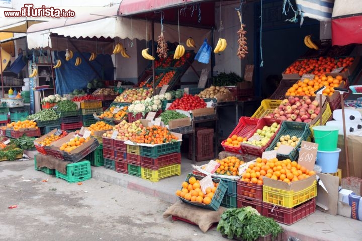 Immagine Frutta e verdura esposte in un negozio del mercato tradizionale di El Jem, in Tunisia, vicino alla città di Mahdia - © Zvonimir Atletic / Shutterstock.com