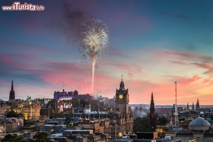 Immagine Fuochi d'artificio al Castello di Edimburgo al tramonto - © Shaiith / Shutterstock.com
