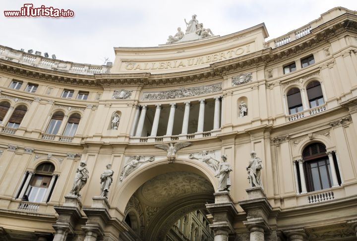 Immagine Galleria Umberto I, uno dei gioielli architettonici del centro di Napoli - © perspectivestock / Shutterstock.com