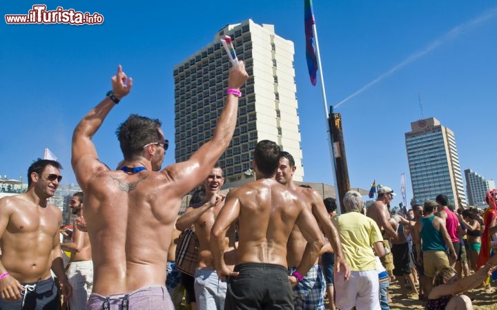 Immagine Tel Aviv, Israele: balli e festeggiamenti sulla spiaggia di Gordon durante il Gay Pride, che ogni anno si svolge nella prima metà di giugno per una settimana. Nel 2014 avrà luogo dall'8 al 14 giugno, con la tradizionale parata venerdì 13 giugno  - © Kobby Dagan / Shutterstock.com
