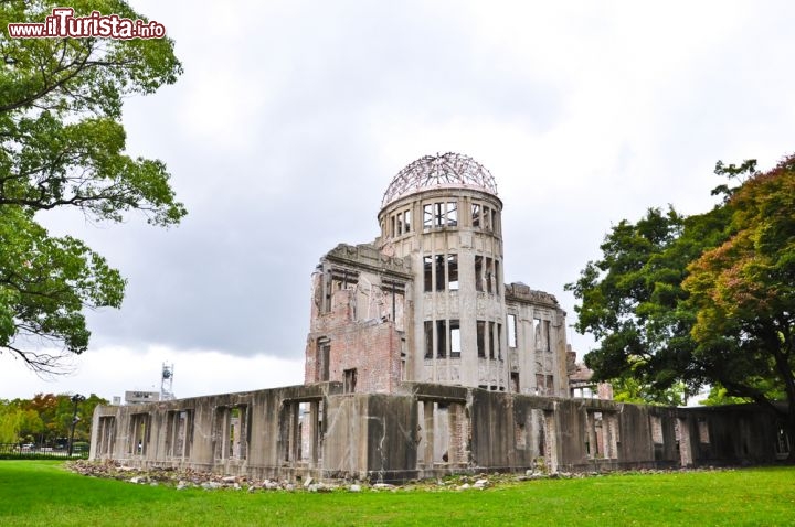 Immagine Genbaku Dome, ovvero il celebre A-Dome la cupola sopravissuta alla esplosione atomica di Hiroshima in Giappone - © kessudap / Shutterstock.com