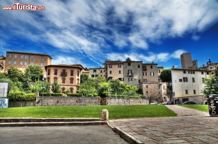 Immagine Dei giardini nel centro di Perugia, durante una magnifica giornata primaverile - © Mi.Ti. / Shutterstock.com