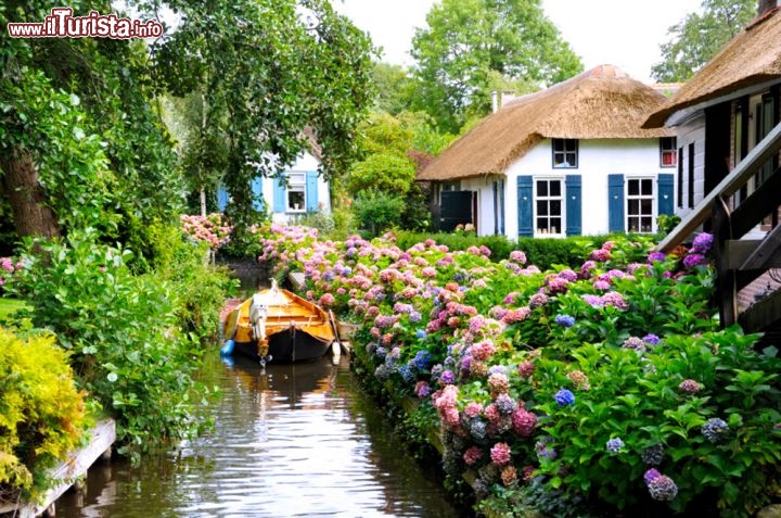 Immagine Giethoorn in Olanda: i canali, le tipiche imbarcazioni dal fondo piatto e le tradizionali abitazioni - © nikitje / iStockphoto LP.