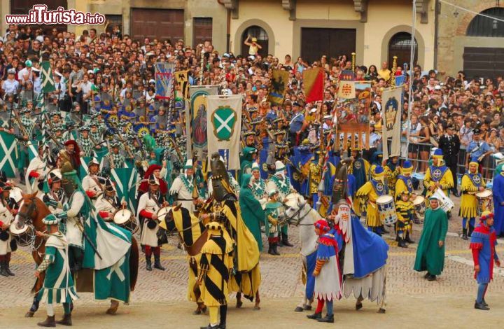 Immagine L'ingresso dei cavalieri dei 4 quartieri storici di Arezzo: le fasi preparatore della Giostra del Saracino - © Jan Drewes - CC BY-SA 3.0 - Wikipedia