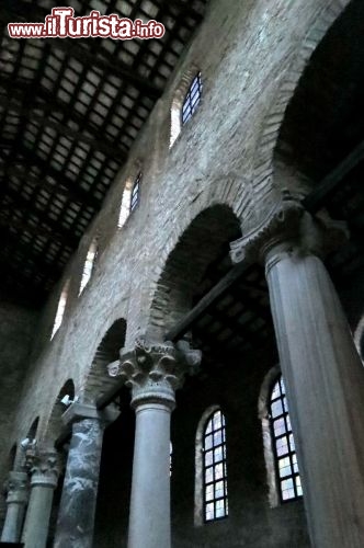 Immagine Grado:navata centrale e capriate del soffitto della Basilica di S. Maria delle Grazie