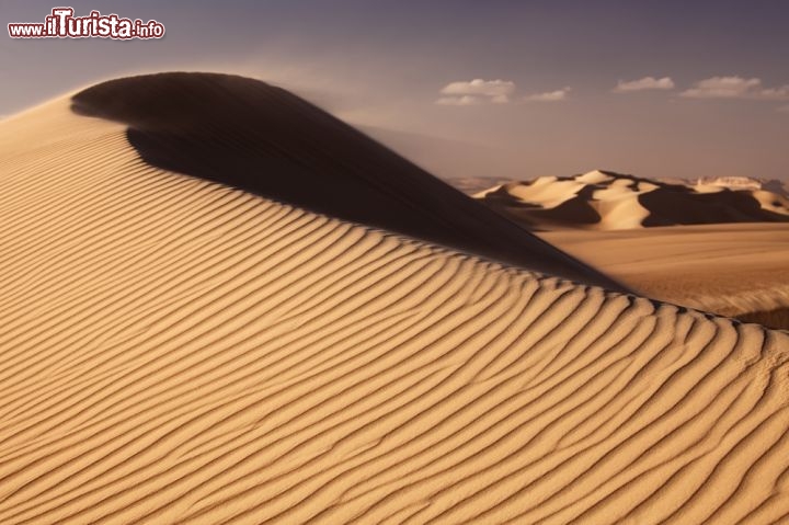 Immagine Il Gran mare di Sabbia, l' erg dell'egitto che separa l'Oasi di Siwa con quellae di Farafra e Bahariya - © elena moiseeva / Shutterstock.com