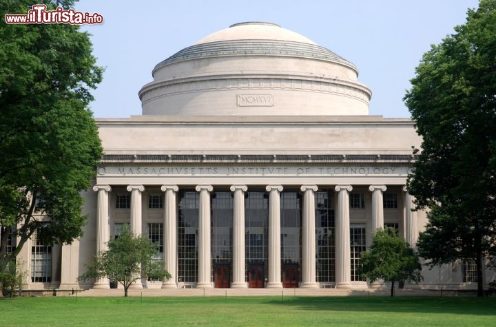 Immagine La grande cupola bianca del Massachusetts Institute of Technology (MIT) di Cambridge, Boston, tra le più importanti università di ricerca del mondo - © Pete Spiro / Shutterstock.com
