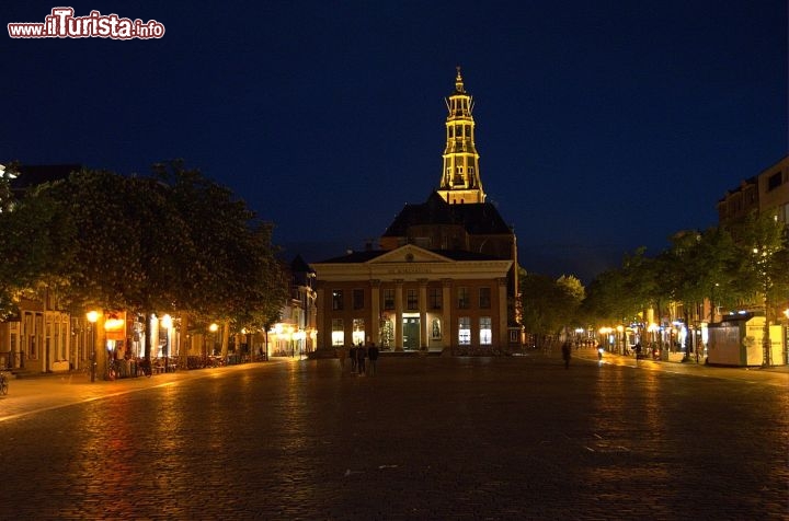 Immagine Groningen by night: la  piazza del mercato fotografata di notte (Olanda del nord)