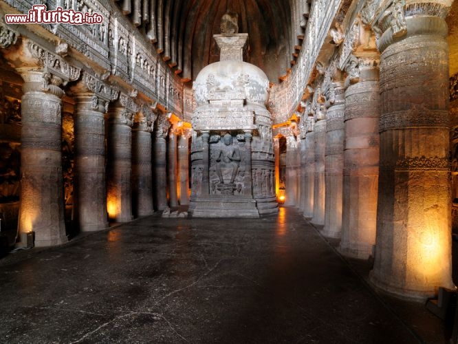 Immagine Grotta 16 delle Ajanta Caves: questo sito Unesco si trova nello stato del Maharashtra in India - © Rafal Cichawa / Shutterstock.com