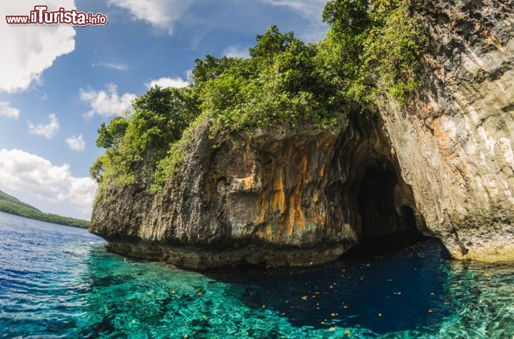 Immagine Grotta marina lungo le coste dell'isola di Tongatapu (Tonga) - © Michal Durinik / Shutterstock.com