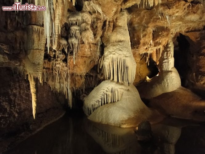 Immagine Grotte de Linars. si trova vicino a Rocamadour nella regione dei Midi-Pyrenees in Francia - © steve estvanik / Shutterstock.com