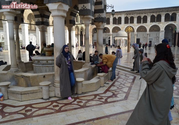 Immagine Nonostante la guerra in Siria, la popolazione vive momenti di pace, come ad esmpio nel complesso monumentale della moschea degli Omayyadi di Damasco - Foto di Monia Savioli