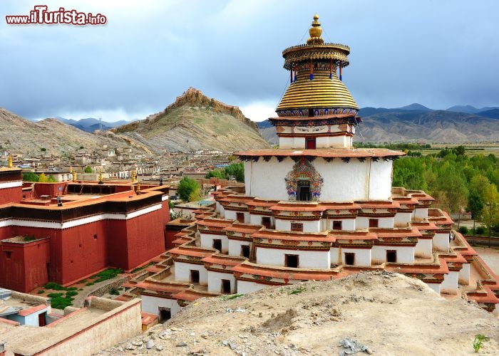 Immagine Il Kumbum a Gyantse, una stupa di 35 metri d'altezza nel Monastero Palkhor Chode, Tibet © Hung Chung Chih / shutterstock.com