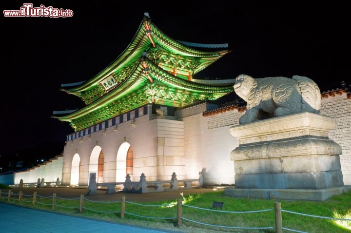 Immagine La porta di Gyeongbokgung di notte a Seoul, la capitale della Corea del Sud - © Kenneth Dedeu / Shutterstock.com