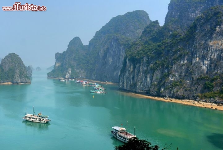 Immagine Ha Long Bay Vietnam, la magnifica spiaggia e le barche pronte ad accompagnare i turisti tra le isole calcaree e presso le numerose grotte di questa zona carsica costiera - © Disdero - Creative Commons Attribution 2.0 Generic license.