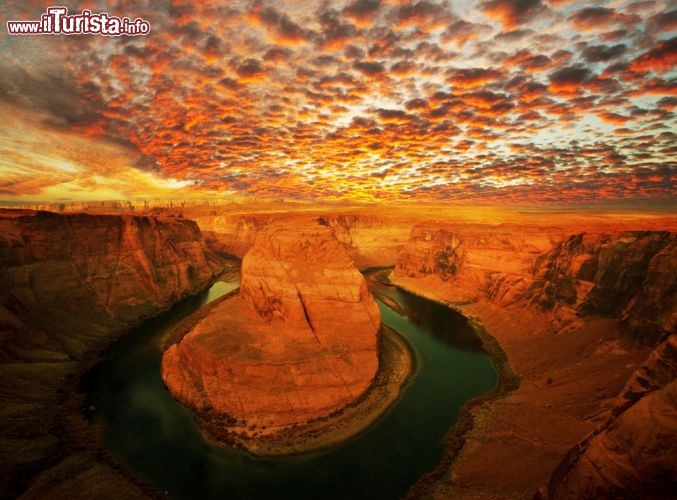 Immagine Horse Shoe Band, il fiume Colorado ha creato questo incredibile meandro fossile, a monte del Grand Canyon degli USA - © Galyna Andrushko / Shutterstock.com
