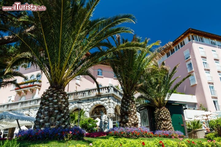 Immagine Il turismo a Opatija è fiorito tra la fine dell'Ottocento e l'inizio del Novecento: è a quel periodo che si deve la creazione di molti alberghi di lusso - © anshar / Shutterstock.com