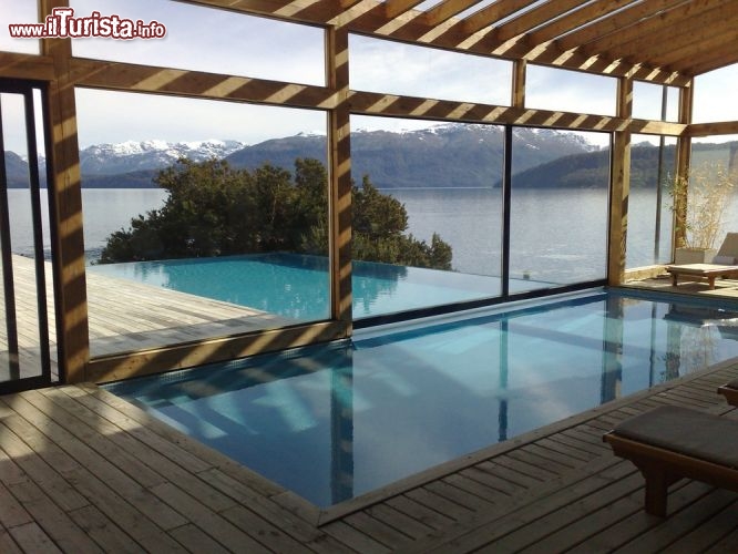 Immagine Hotel lusso a Villa La Angostura in Patagonia, territorio dell'Argentina - © MYLOS / Shutterstock.com
