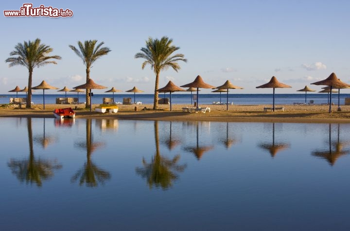 Immagine Hurghada beach, la famosa spiaggia sul Mar Rosso, in Egitto - © OlegD / Shutterstock.com