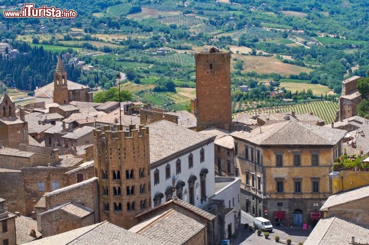 Immagine I tetti e le torri del centro storico di Orvieto in Umbria - © Mi.Ti. / shutterstock.com