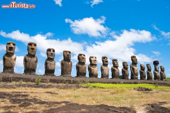 Immagine I Moais in Ahu Tongariki a Rapa Nui: ci troviamo sulla solitaria Isola Pasqua al largo delle coste del Cile - © Alberto Loyo / Shutterstock.com
