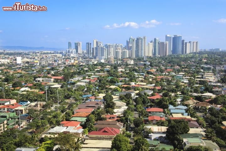 Immagine I quartieri periferici di Manila con sullo sfondo il centro moderno - © donsimon/ Shutterstock.com