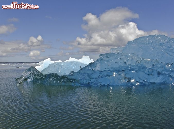Immagine Degli Iceberg spettacolari si possono incontrare all'interno della Laguna San Rafael in Cile. Si tratta di un parco nazionale nonché Patrimonio dell'Umanità dell' UNESCO. La laguna si è formata per la fusione del ghiacciao San Rafael, che si tuffa direttamente nel mare: è il ghicciaio marino più vicino all'equatore di tutti gli emisferi. La ragione della sua presenza a latitudine 46, 5 sud è l'abbondanza delle precipitazioni nevose in quota sul Campo de Hielo San Valentin, che compensano le temperature elevate delle medie latitudini. Nonostante ciò il ghiacciaio sta prgressivamente riducendo la sua estensione, a causa del global warming  - © ribeiroantonio / Shutterstock.com