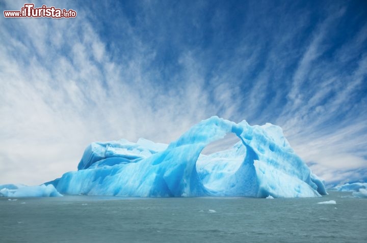 Immagine Iceberg sul lago del ghiacciaio Perito Moreno: ci troviamo ad El Calafate, in Patagonia (Argentina) all'interno del Parco Nazionale di Los Glaciers - © Pablo H Caridad / Shutterstock.com