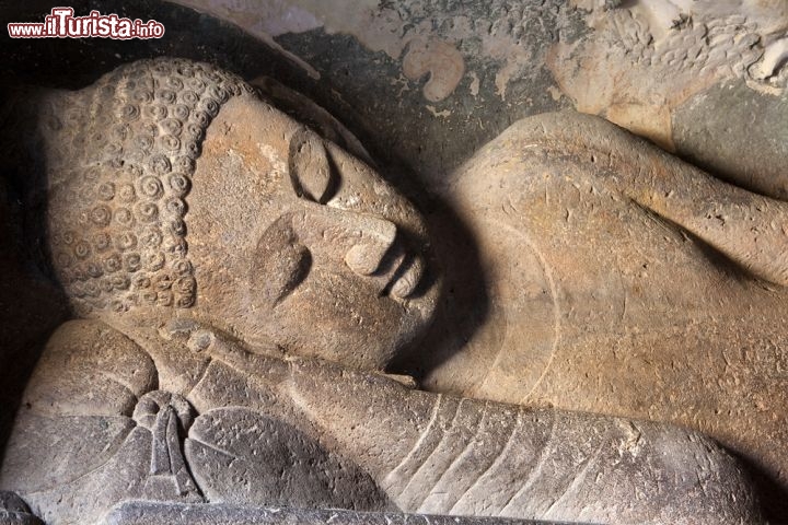 Immagine Il Budda (reclining Buddha) che si trova nella grotta n° 26 delle Ajanta Caves in India - © David Evisonn / Shutterstock.com